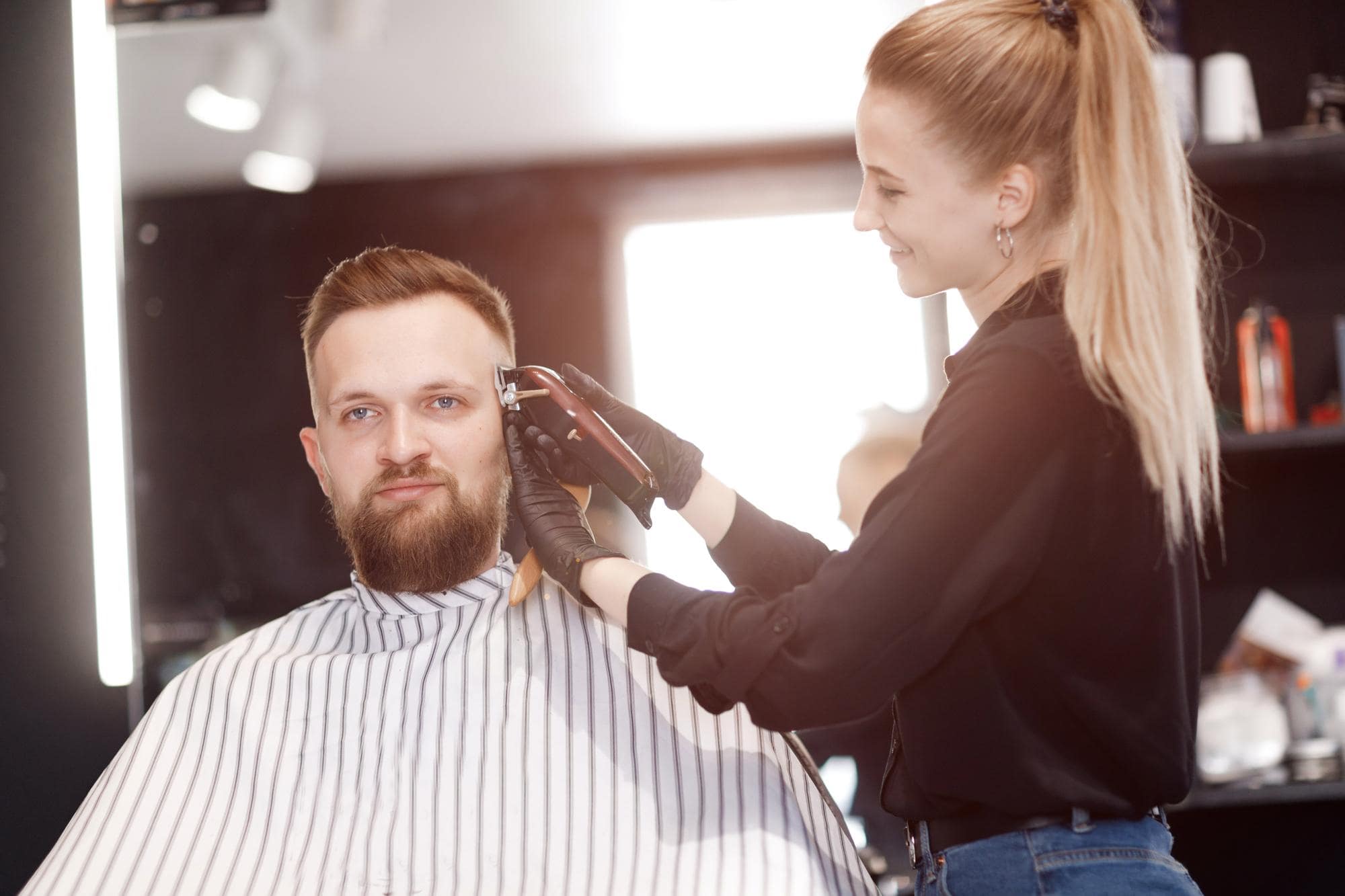Ben jij klaar als kapster voor je eigen kapperssalon? Dit zijn de belangrijkste punten voor een succesvolle carrière als zelfstandig kapster vanuit huis